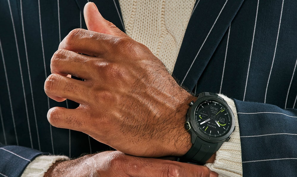 hodinky Garmin MARQ 2 Athlete Carbon na ruce